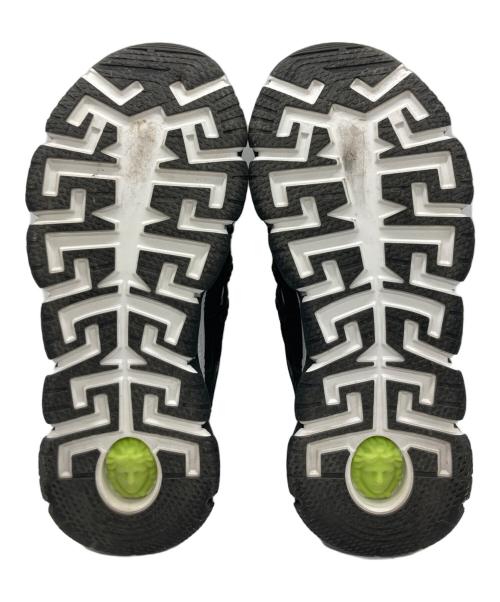 VERSACE（ヴェルサーチェ）VERSACE (ヴェルサーチェ) トライグレカスニーカー ブラック×ホワイト サイズ:SIZE 41の古着・服飾アイテム