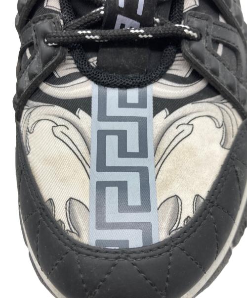 VERSACE（ヴェルサーチェ）VERSACE (ヴェルサーチェ) トライグレカスニーカー ブラック×ホワイト サイズ:SIZE 41の古着・服飾アイテム