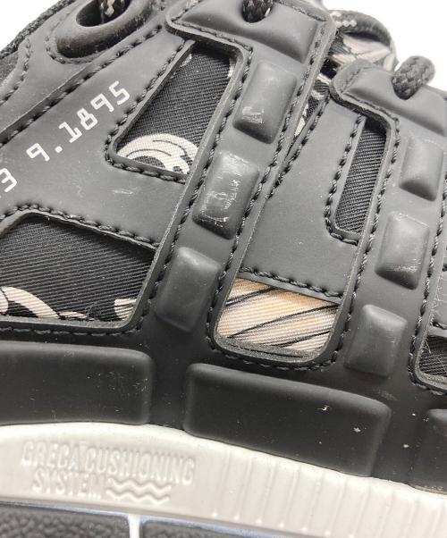 VERSACE（ヴェルサーチェ）VERSACE (ヴェルサーチェ) トライグレカスニーカー ブラック×ホワイト サイズ:SIZE 41の古着・服飾アイテム