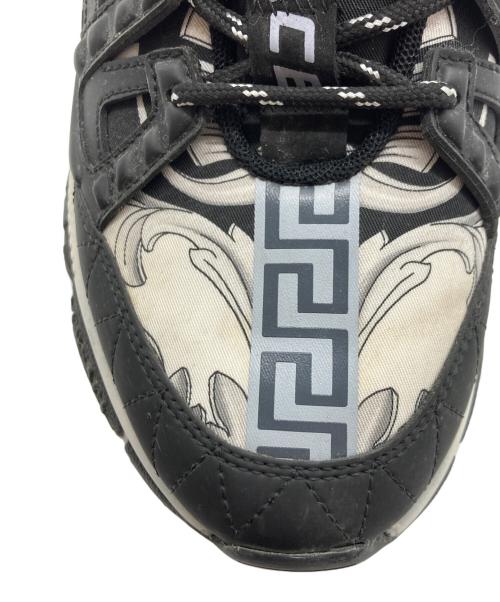 VERSACE（ヴェルサーチェ）VERSACE (ヴェルサーチェ) トライグレカスニーカー ブラック×ホワイト サイズ:SIZE 41の古着・服飾アイテム