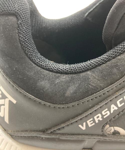VERSACE（ヴェルサーチェ）VERSACE (ヴェルサーチェ) トライグレカスニーカー ブラック×ホワイト サイズ:SIZE 41の古着・服飾アイテム