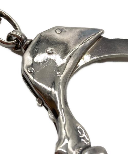 TAKAHIROMIYASHITA TheSoloIst.（タカヒロミヤシタ ザソロイスト）TAKAHIROMIYASHITA TheSoloIst. (タカヒロミヤシタ ザソロイスト) END (エンド) BONE SHAPED HANDCUFFS BRACELET サイズ:実寸サイズをご参照下さい。の古着・服飾アイテム