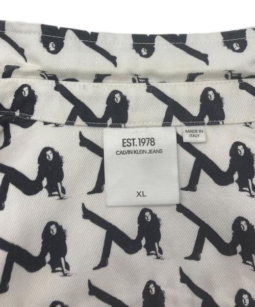 Calvin Klein Jeans（カルバンクラインジーンズ）Calvin Klein Jeans (カルバンクラインジーンズ) Allover Icon Printed Trucker Jacket/デニムジャケット ホワイト×ネイビー サイズ:SIZE XLの古着・服飾アイテム