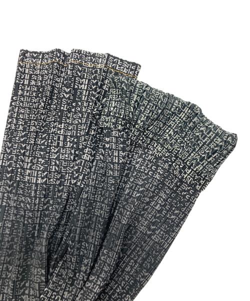 PLEATS PLEASE（プリーツプリーズ）PLEATS PLEASE (プリーツプリーズ) ロゴデニム転写プリーツパンツ ブラック サイズ:SIZE3の古着・服飾アイテム