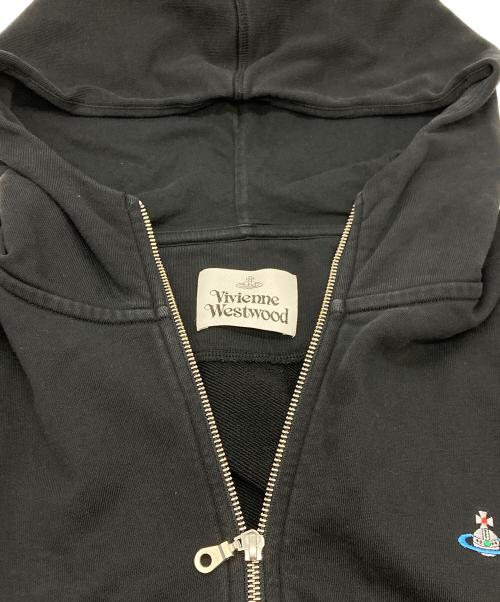Vivienne Westwood（ヴィヴィアンウエストウッド）Vivienne Westwood (ヴィヴィアンウエストウッド) ロゴ刺繍ジップパーカー ブラック サイズ:SIZE Mの古着・服飾アイテム