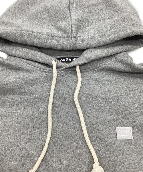 Acne studios（アクネ ストゥディオズ）Acne studios (アクネ ストゥディオズ) ファイスパッチ オーバーサイズ フーディ プルオーバーパーカー グレー サイズ:SIZE XSの古着・服飾アイテム