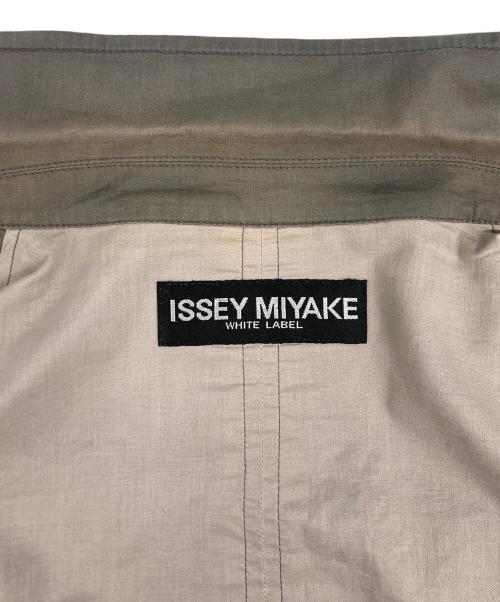 ISSEY MIYAKE WHITE LABEL（イッセイミヤケホワイトレーベル）ISSEY MIYAKE WHITE LABEL (イッセイミヤケホワイトレーベル) 3Bテーラードジャケット グレー サイズ:SIZE3の古着・服飾アイテム