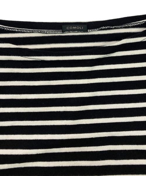COMOLI（コモリ）COMOLI (コモリ) ボートネックボーダーカットソー ホワイト×ブラック サイズ:SIZE2の古着・服飾アイテム