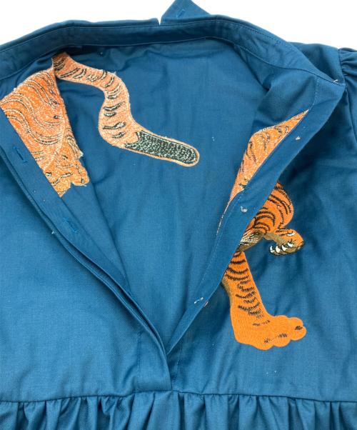 CAMOOONI（カモニ）CAMOOONI (カモニ) 葉陰に蠢く猛虎図の刺繍ワンピース ブルー サイズ:SIZE Mの古着・服飾アイテム