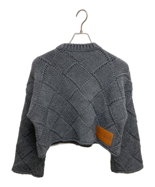 J.W.ANDERSON（ジェイダブリューアンダーソン）J.W.ANDERSON (ジェイダブリューアンダーソン) ロゴパッチ付きクロップニット グレー サイズ:SIZE XSの古着・服飾アイテム