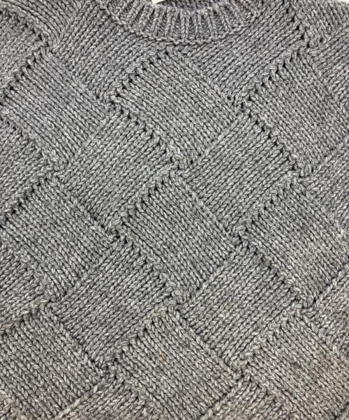 J.W.ANDERSON（ジェイダブリューアンダーソン）J.W.ANDERSON (ジェイダブリューアンダーソン) ロゴパッチ付きクロップニット グレー サイズ:SIZE XSの古着・服飾アイテム