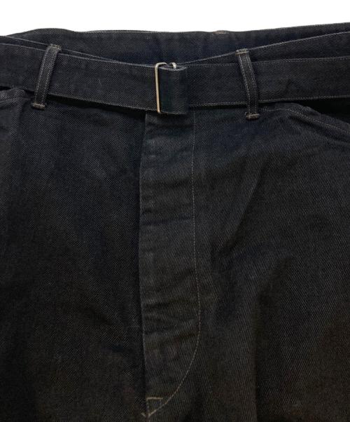 COMOLI（コモリ）COMOLI (コモリ) ブラックデニムベルテッドパンツ ブラック サイズ:SIZE3の古着・服飾アイテム