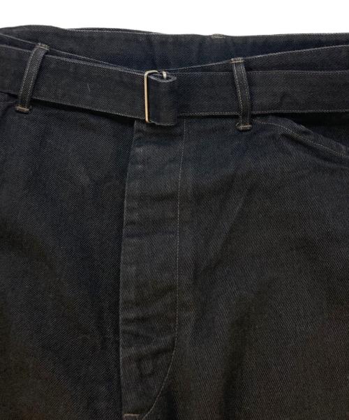 COMOLI（コモリ）COMOLI (コモリ) ブラックデニムベルテッドパンツ ブラック サイズ:SIZE3の古着・服飾アイテム