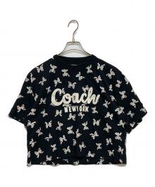 COACH（コーチ）の古着「ボウ プリント カーシヴ シグネチャー クロップド Tシャツ」｜ブラック