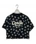 COACH（コーチ）の古着「ボウ プリント カーシヴ シグネチャー クロップド Tシャツ」｜ブラック