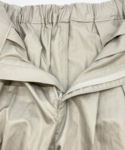 PLAIN PEOPLE（プレインピープル）PLAIN PEOPLE (プレインピープル) コンパクトツイルタックワイドパンツ グレー サイズ:SIZE2 未使用品の古着・服飾アイテム