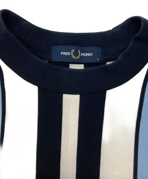FRED PERRY（フレッドペリー）FRED PERRY (フレッドペリー) Vertical Stripe Pique S/S Tee　M3690 ブルー サイズ:SIZE Sの古着・服飾アイテム