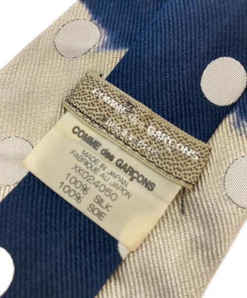 COMME des GARCONS HOMME PLUS（コムデギャルソンオムプリュス）COMME des GARCONS HOMME PLUS (コムデギャルソンオムプリュス) 脱色ポルカドットシルクネクタイ ベージュ×ネイビー サイズ:参考サイズを参照してくださいの古着・服飾アイテム