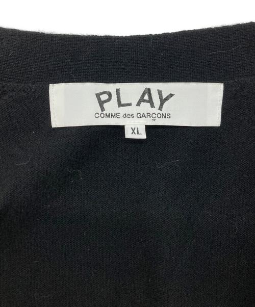 PLAY COMME des GARCONS（プレイコムデギャルソン）PLAY COMME des GARCONS (プレイコムデギャルソン) V-Neck Cardigan With Gold Emblem ブラック サイズ:SIZE XLの古着・服飾アイテム