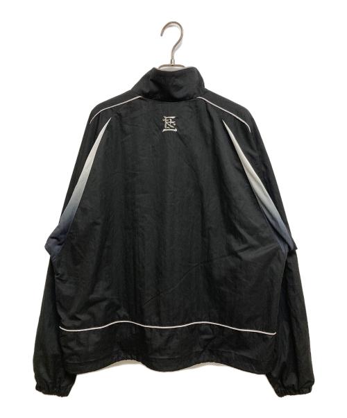 UMBRO（アンブロ）UMBRO (アンブロ) flagstuff (フラグスタフ) グラデーショントラックジャケット　FS1710 ブラック サイズ:SIZE XL 未使用品の古着・服飾アイテム