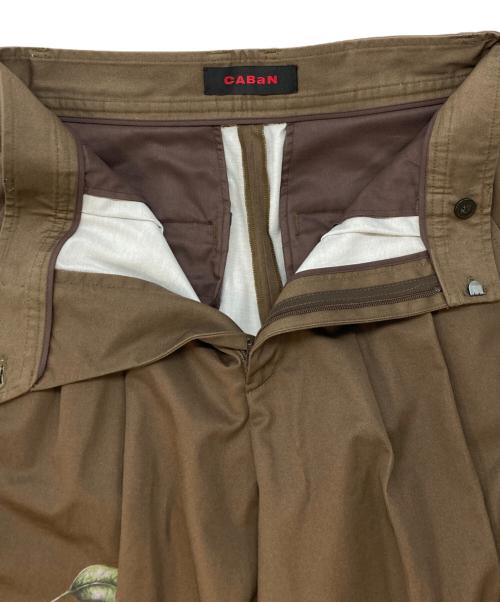 CABAN（キャバン）CABAN (キャバン) コットンツイル フラワープリント2タックワイドパンツ 39-04-61-04001 ブラウン サイズ:SIZE XSの古着・服飾アイテム