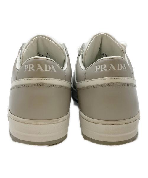 PRADA（プラダ）PRADA (プラダ) ダウンタウン レザー スニーカー 2EE364 ホワイト×グレー サイズ:SIZE 5 1/2の古着・服飾アイテム