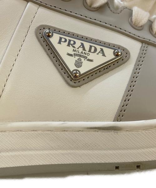 PRADA（プラダ）PRADA (プラダ) ダウンタウン レザー スニーカー 2EE364 ホワイト×グレー サイズ:SIZE 5 1/2の古着・服飾アイテム