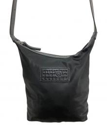 MM6 Maison Margiela（エムエムシックスメゾンマルジェラ）の古着「「ニューメリック」 ナイロン バーティカル クロスボディバッグ　SB6WG0026 P9062」｜ブラック