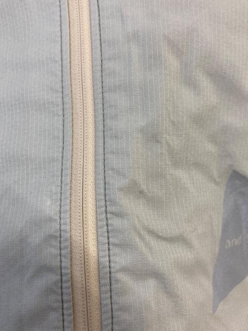 and wander（アンドワンダー）and wander (アンドワンダー) 3L UL rain jacket　574-3111033 ベージュ サイズ:SIZE Lの古着・服飾アイテム