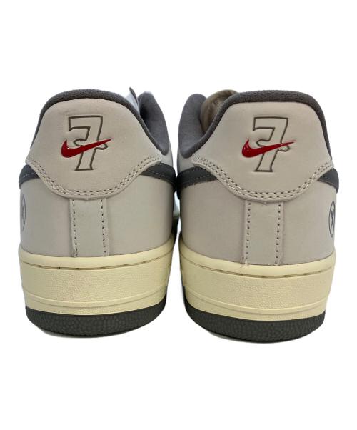 NIKE（ナイキ）NIKE (ナイキ) スニーカー　IO8439-100 グレー サイズ:US10.5 未使用品の古着・服飾アイテム