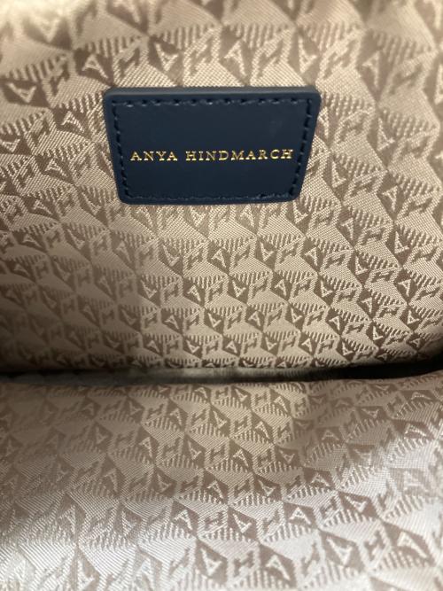 ANYA HINDMARCH（アニヤ・ハインドマーチ）ANYA HINDMARCH (アニヤ・ハインドマーチ) トリプル・ジップ・クロスボディ ネイビー サイズ:実寸参照の古着・服飾アイテム