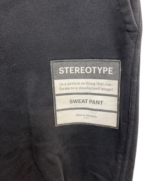 Maison Margiela（メゾンマルジェラ）Maison Margiela (メゾンマルジェラ) 「STEREOTYPE」パッチ付きスウェットパンツ S50KA0448 S25368 ブラック サイズ:SIZE44の古着・服飾アイテム