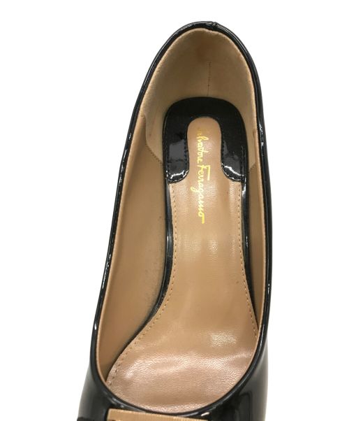 Salvatore Ferragamo（サルヴァトーレ フェラガモ）Salvatore Ferragamo (サルヴァトーレ フェラガモ) ヴァラパテントリボンパンプス ブラック サイズ:24.5cmの古着・服飾アイテム