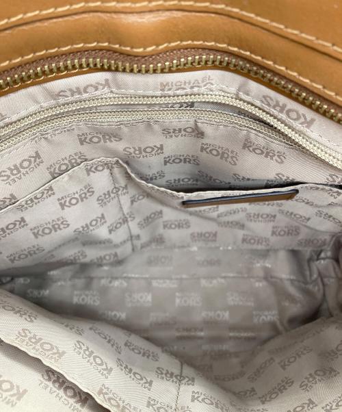 MICHAEL MICHAEL KORS（マイケル マイケルコース）MICHAEL MICHAEL KORS (マイケル マイケルコース) JET SET TRAVEL LG MESSENGER ホワイトの古着・服飾アイテム