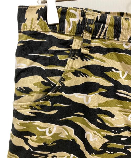 EVISU（エヴィス）EVISU (エヴィス) タイガーカモカーゴショーツ オリーブ サイズ:36の古着・服飾アイテム