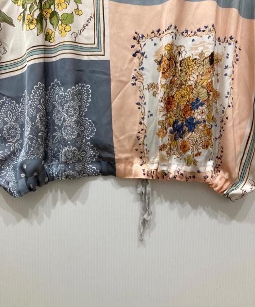 BEARDSLEY（ビアズリー）BEARDSLEY (ビアズリー) フロントスカーフ柄ニット グレーの古着・服飾アイテム