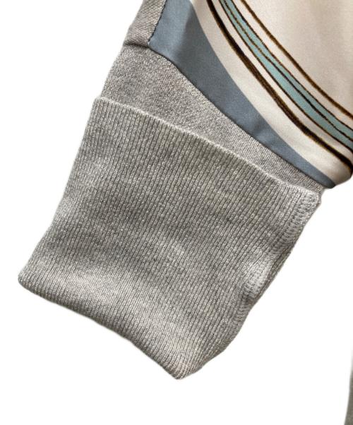 BEARDSLEY（ビアズリー）BEARDSLEY (ビアズリー) フロントスカーフ柄ニット グレーの古着・服飾アイテム