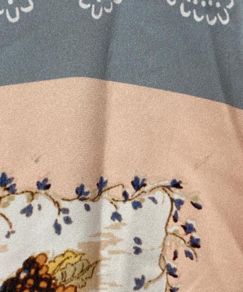 BEARDSLEY（ビアズリー）BEARDSLEY (ビアズリー) フロントスカーフ柄ニット グレーの古着・服飾アイテム