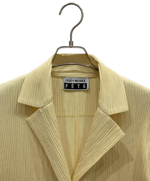 ISSEY MIYAKE FETE（イッセイミヤケフェット）ISSEY MIYAKE FETE (イッセイミヤケフェット) プリーツテーラードジャケット イエロー サイズ:SIZE 3の古着・服飾アイテム