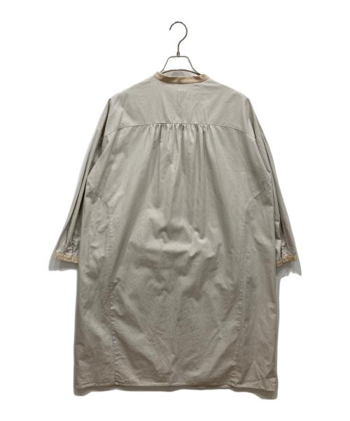 休日と詩（キュウジツトウタ）休日と詩 (キュウジツトウタ) アフタヌーンロングシャツワンピース ベージュ サイズ:freeの古着・服飾アイテム