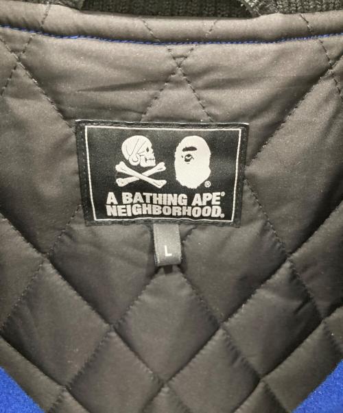 A BATHING APE（ア ベイシング エイプ）A BATHING APE (ア ベイシング エイプ) NEIGHBORHOOD (ネイバーフッド) 22AW VARSITY JACKET ヴァーシティジャケット  ブルー×ブラック サイズ:Lの古着・服飾アイテム