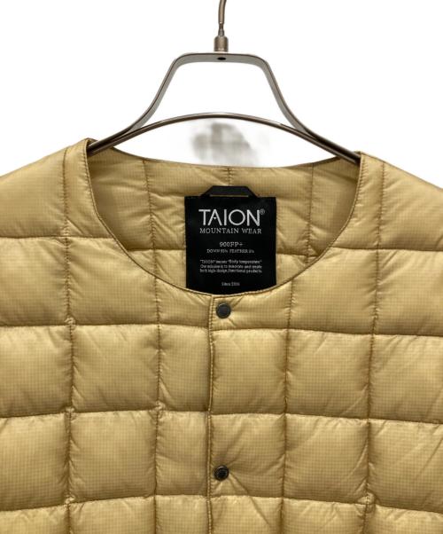TAION（タイオン）TAION (タイオン) マウンテン アクティブ クルーネック ライトダウンジャケット ベージュ サイズ:SIZE XLの古着・服飾アイテム