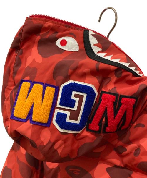 A BATHING APE（ア ベイシング エイプ）A BATHING APE (ア ベイシング エイプ) shark full zip hoodie Down jacket レッド サイズ:Sの古着・服飾アイテム