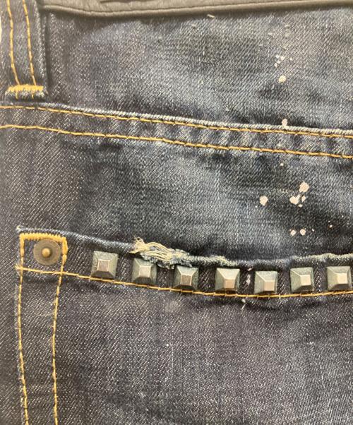 DSQUARED2（ディースクエアード）DSQUARED2 (ディースクエアード) クラッシュ加工スタッズデニムパンツ インディゴ サイズ:48の古着・服飾アイテム