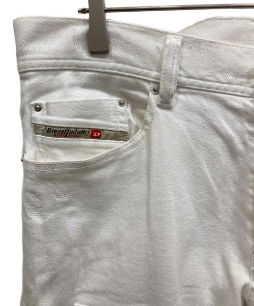 DIESEL（ディーゼル）DIESEL (ディーゼル) ワッペンデニムパンツ ホワイト サイズ:81cm (W32)　の古着・服飾アイテム