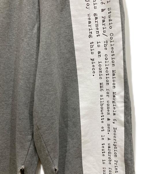 MM6 Maison Margiela（エムエムシックスメゾンマルジェラ）MM6 Maison Margiela (エムエムシックスメゾンマルジェラ) Text Graphic Split Lounge Pants グレー サイズ:Mの古着・服飾アイテム