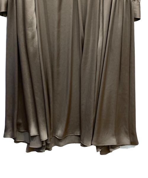 MOTOMACHI Zelal（モトマチゼラール）MOTOMACHI Zelal (モトマチゼラール) ヴィンテージサテンサイドギャザー＆フレアーワンピース ブラウン サイズ:Ⅼの古着・服飾アイテム