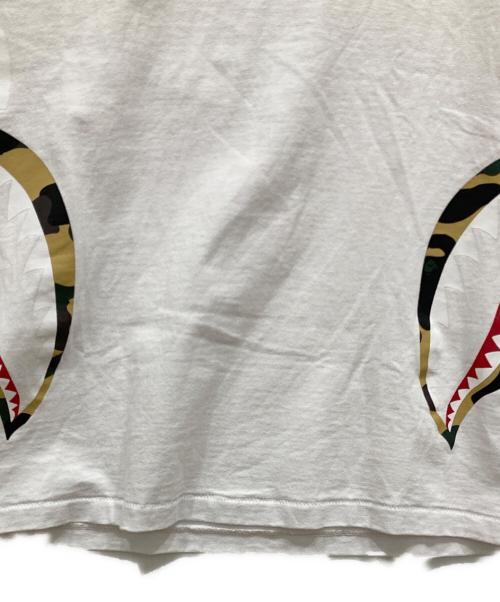 A BATHING APE（アベイシングエイプ）A BATHING APE (ア ベイシング エイプ) シャークプリントＴシャツ ホワイト サイズ:Mの古着・服飾アイテム
