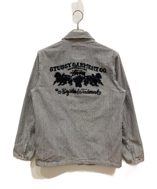 stussy（ステューシー）stussy (ステューシー) 両面刺繍 ヒッコリーストライプ カバーオール ホワイト サイズ:Sの古着・服飾アイテム