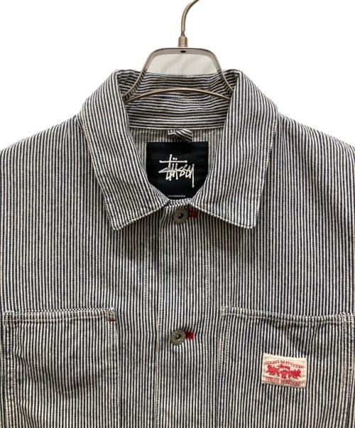 stussy（ステューシー）stussy (ステューシー) 両面刺繍 ヒッコリーストライプ カバーオール ホワイト サイズ:Sの古着・服飾アイテム